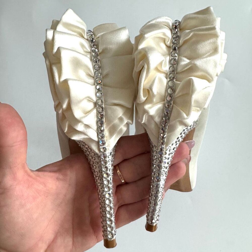 Bourne England Satin Cream Wedding Crystal Bow Pump 4” Heel Romantic Size 6 / 36